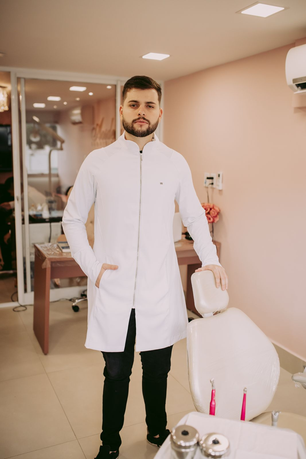 Dr. Marcelo Martins, cirurgião-dentista, no consultório da Axis Odontologia